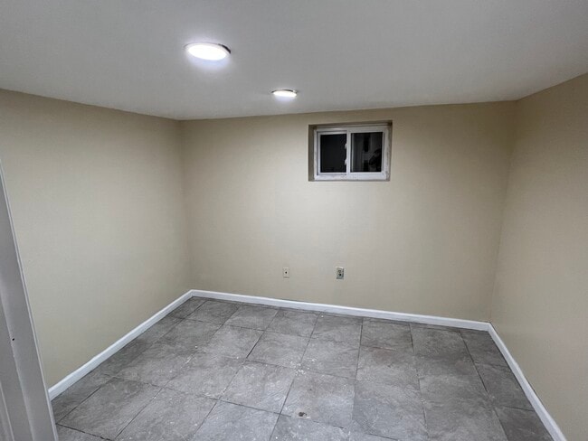 Building Photo - 458 N Maple Ave