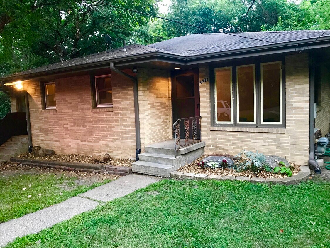 3214 Franklin Ave, Des Moines, IA 50310 Townhouse for Rent in Des