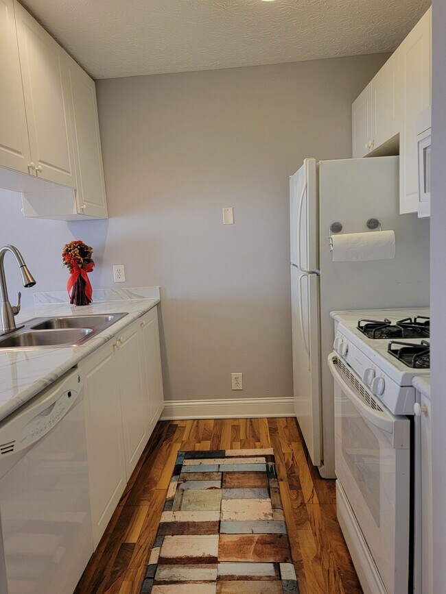 Building Photo - 6683 Lagrange Dr