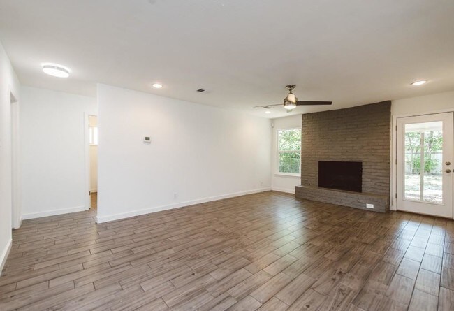 Building Photo - 713 Buckingham Pl
