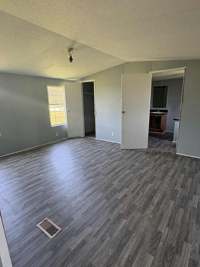 Foto del edificio - Freshly Renovated 3BR Home on Spacious Lot...