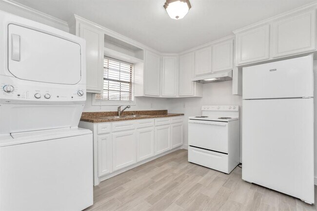 Building Photo - 2402 Delwin St