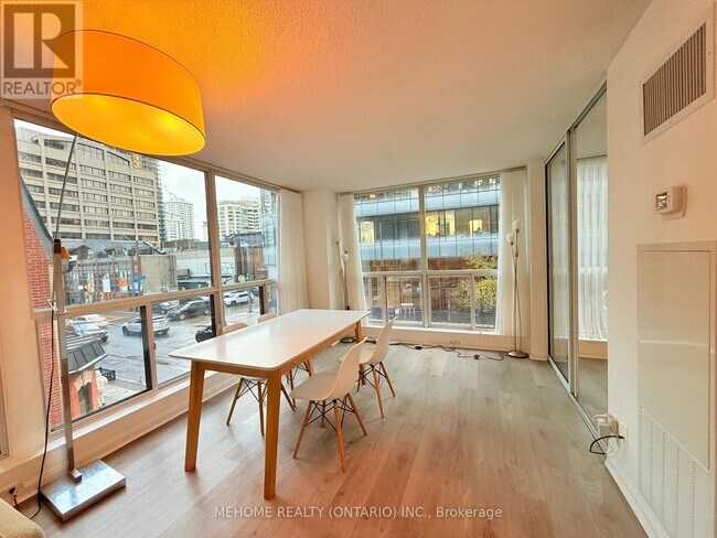 Photo du bâtiment - 24 Wellesley St W