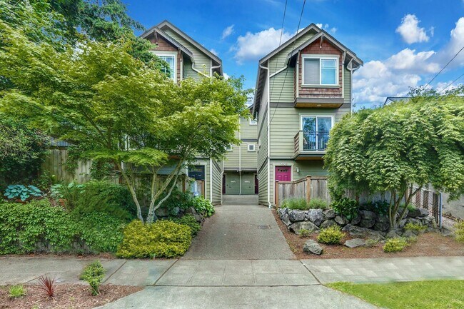 Building Photo - Desirable Madrona Townhome