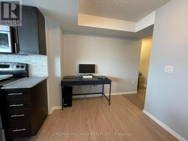 Photo du bâtiment - 830 Lawrence Ave W