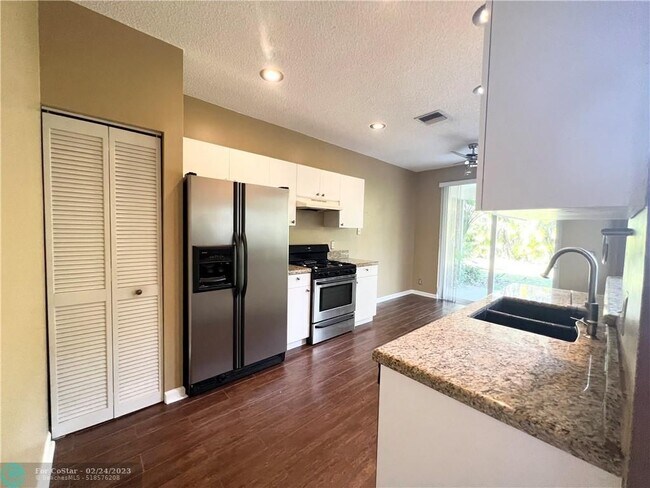 Foto del edificio - 5897 N Plum Bay Pkwy