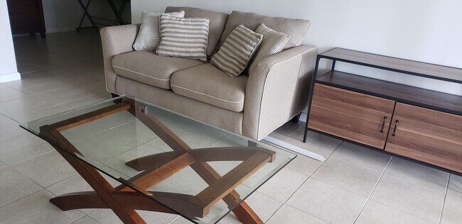 Foto del edificio - 1739 Village Blvd