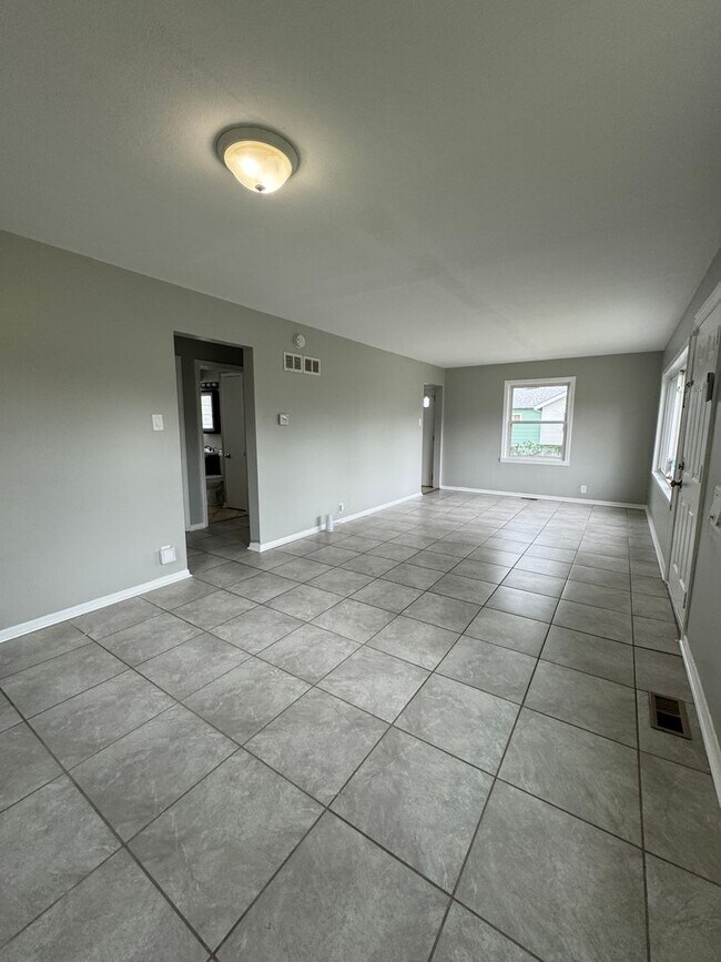 Building Photo - Beautiful 3-bedroom house for Rent AVAILAB...