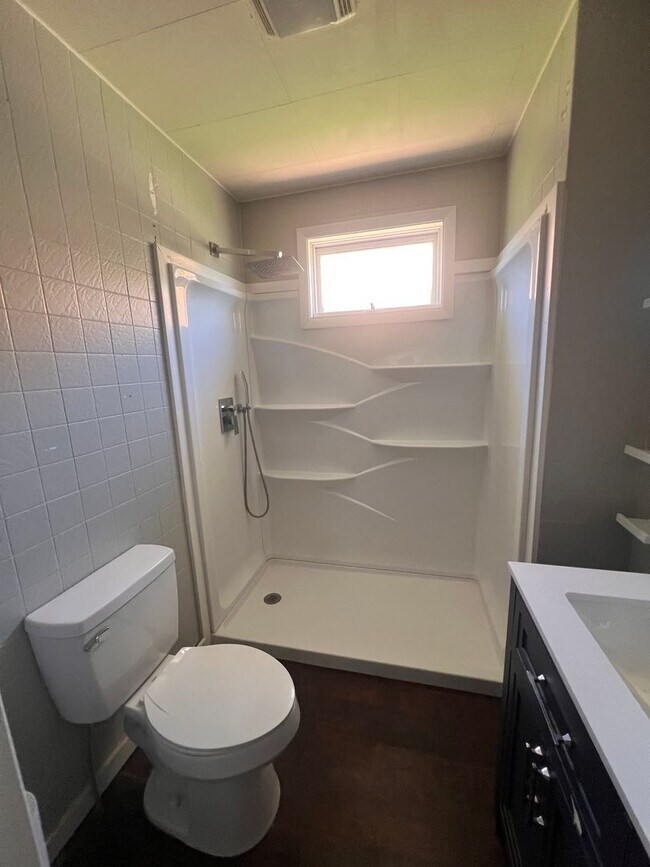 Building Photo - 2 Bedroom 1 Bathroom
