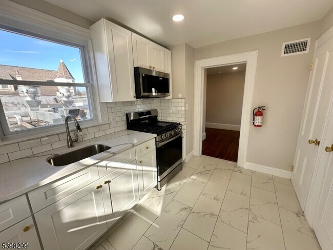 Building Photo - 328 Bloomfield Ave