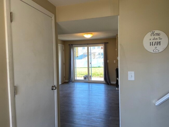 Building Photo - 10 Radcliffe Dr