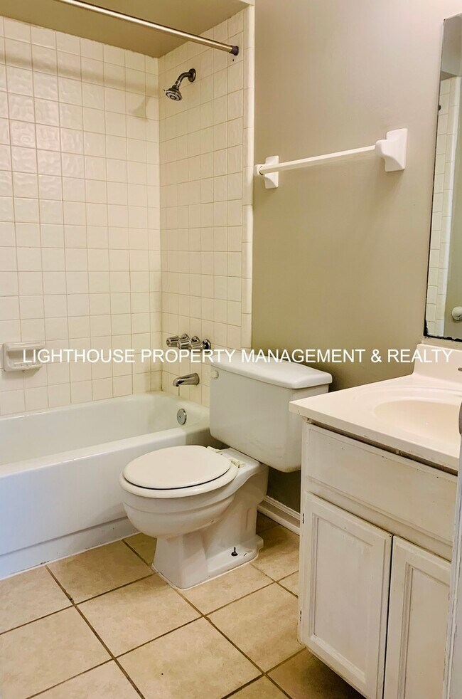 Building Photo - 2 Bed/2 Bath Single Story Townhome with At...