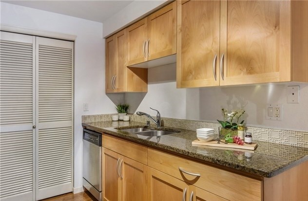 Kitchen - 3045 20th Ave W