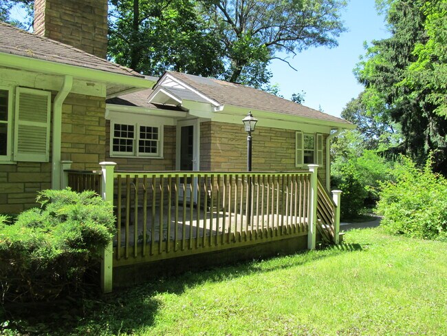 Foto del edificio - 449 Long Hill Rd