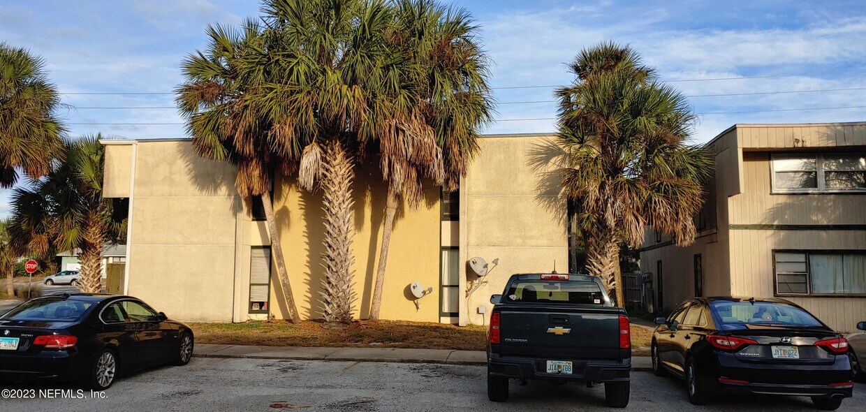 1000 3rd St Unit 1, Neptune Beach, FL 32266 Room for Rent in Neptune