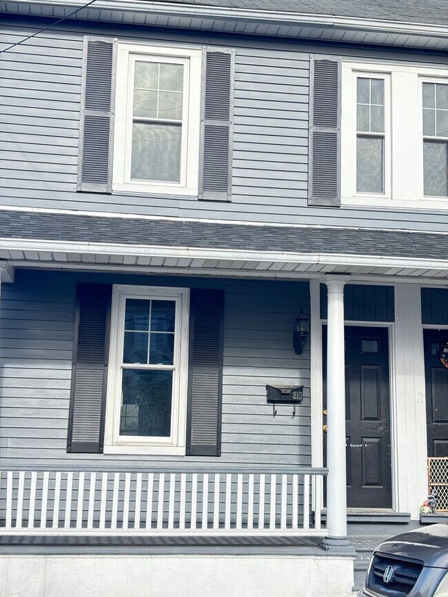 Foto del edificio - remodeled 2-bedroom, 1.5-bath duplex