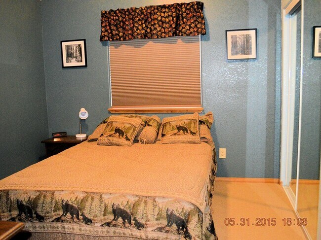 Primer dormitorio con cama king size (ropa de cama, sábanas y edredón no incluidos). - 24771 Amber Drive