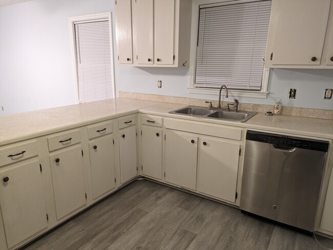 Building Photo - 203 Water Oak Dr