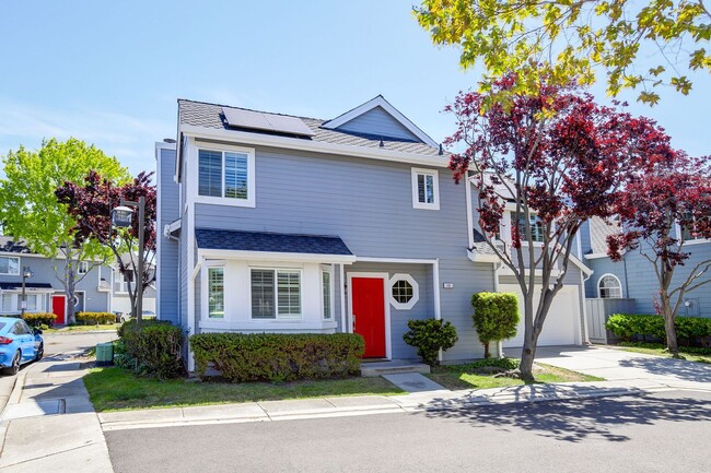 Building Photo - 3 Bed / 2.5 Bath bright and spacious home ...