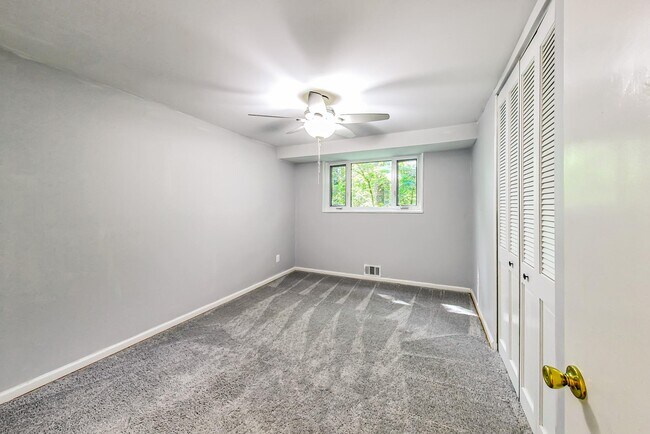 Building Photo - 10501 Montrose Ave