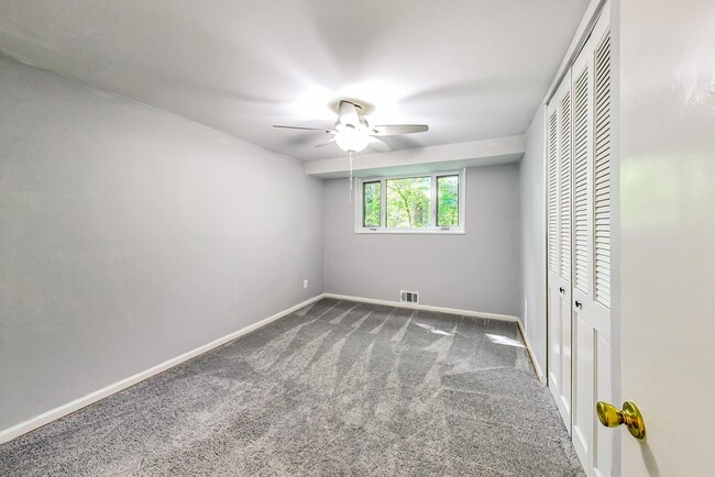 Foto del edificio - 10501 Montrose Ave