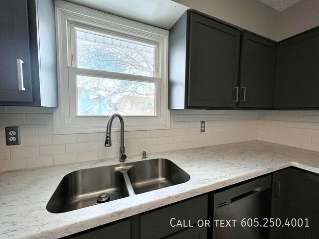 Foto del edificio - Wonderful 3 bedroom home with a fenced yar...