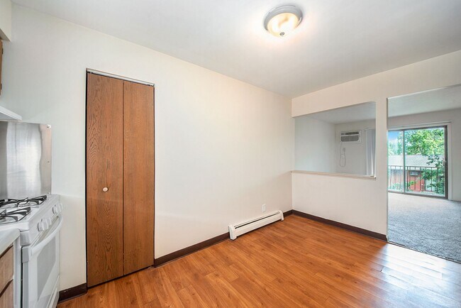 Building Photo - Maple Leaf Apartments