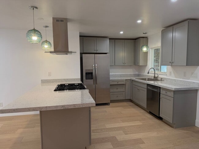 Building Photo - Fully Remodeled 3 Bedroom/ 2 Bathroom Duplex w/ Modern Finishes & Private Yard!
