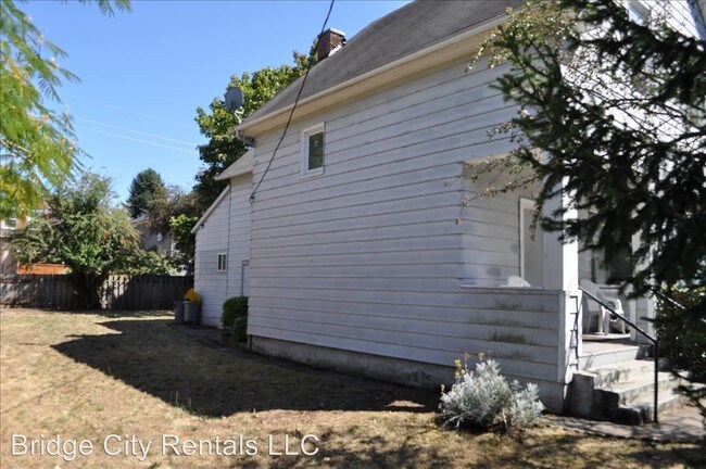 Building Photo - 4924 NE Rodney Ave