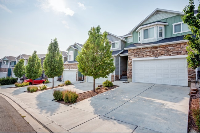Building Photo - 4299 N Cresthaven Ln
