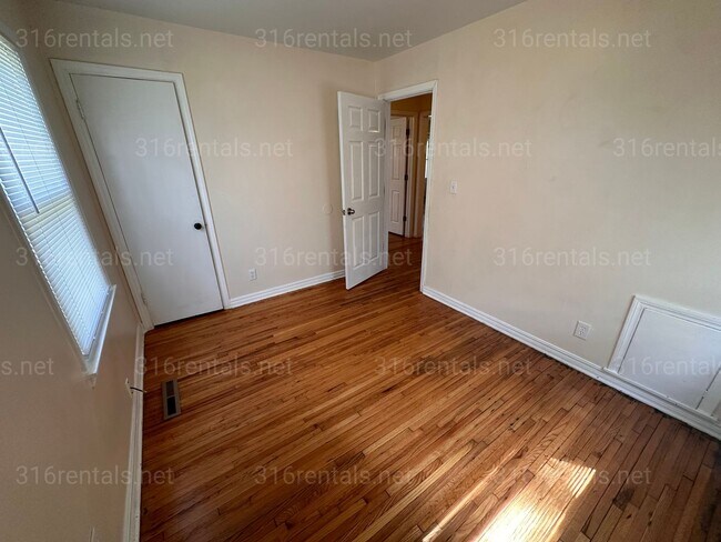 Foto del edificio - $725 - 2 bed 1 bath - Duplex *COMING SOON*