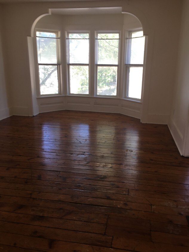 Livingroom - 427 W Muskegon Ave