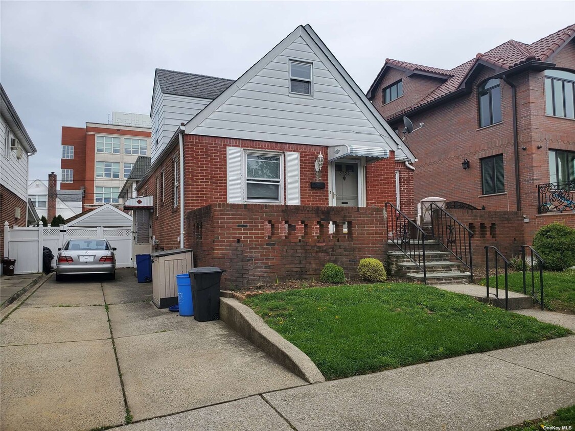 Primary Photo - 57-35 Parsons Blvd