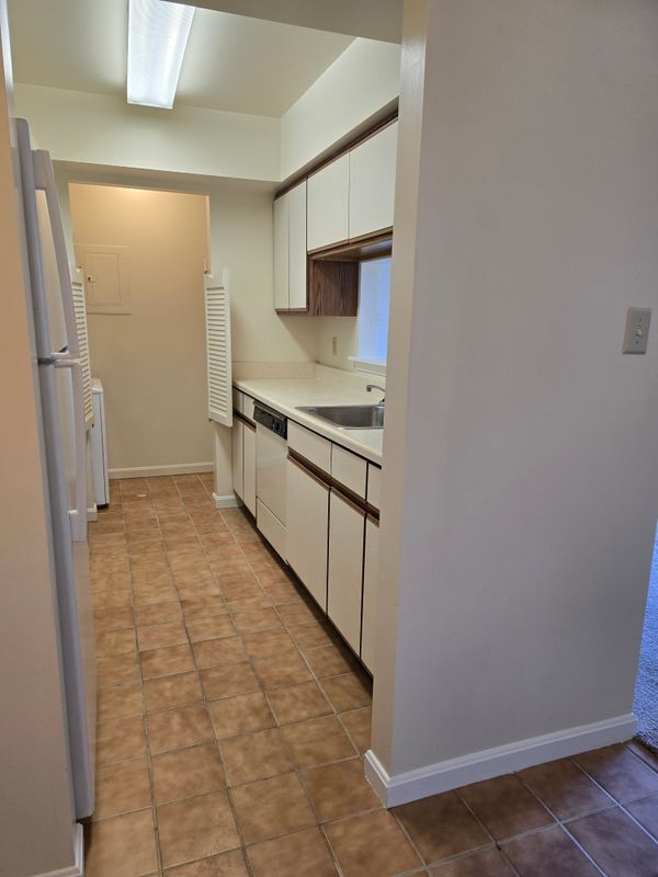 Building Photo - 800 Thomas Ct