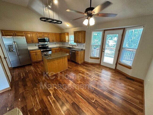 Building Photo - 1008 N Crest Dr