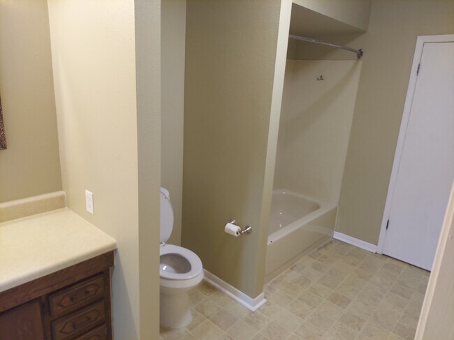 Large Bathroom - 402 W Alabama St