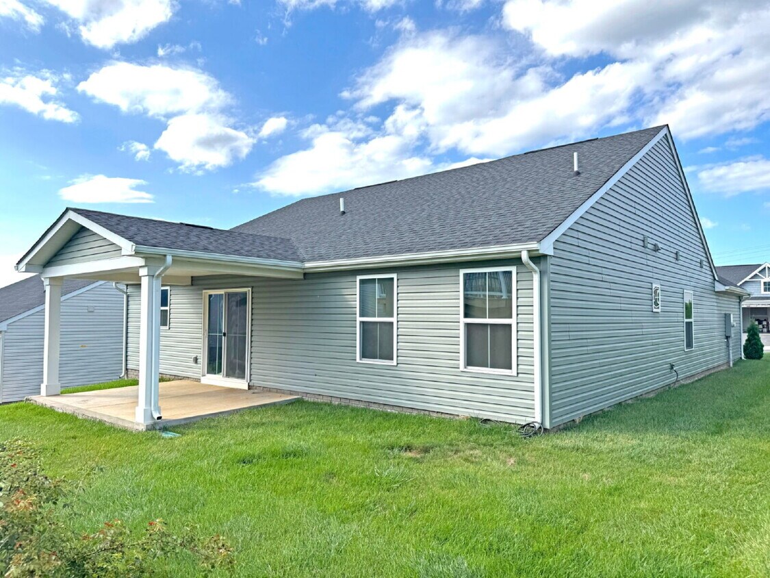 Foto del edificio - Charming upgraded one-level home with open layout and covered porch