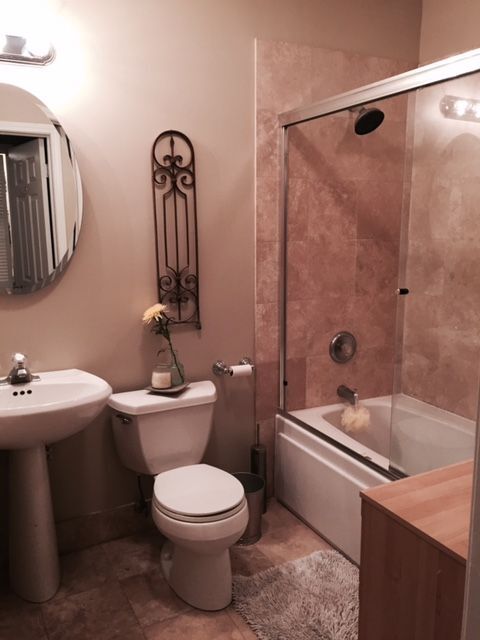 Baño - 422 N Noble St