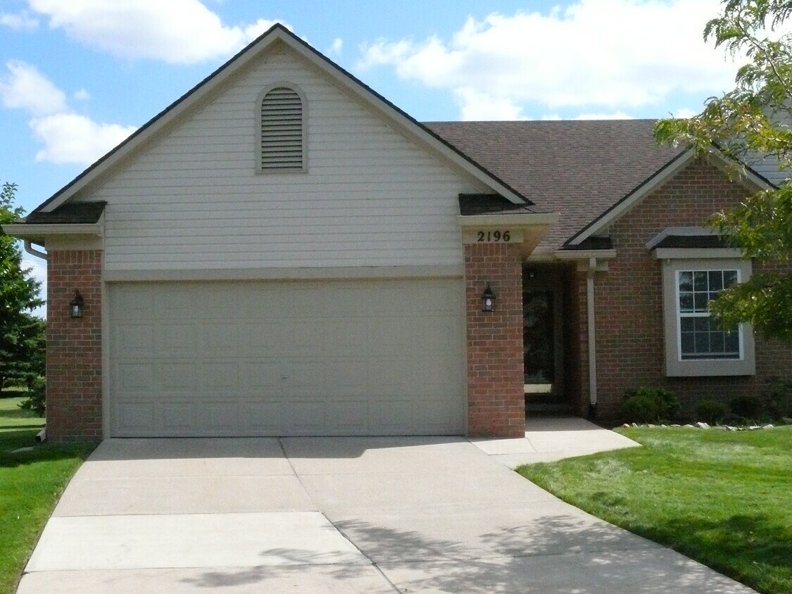 2196 Maplehurst Dr Unit 33, Commerce Charter Township, MI 48390 Condo