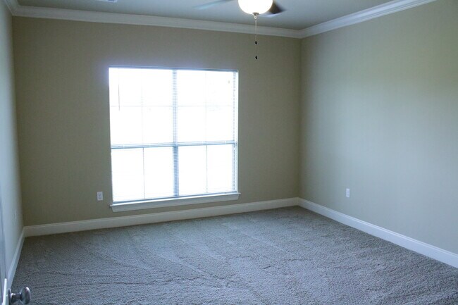 Building Photo - Beautiful 2 bedroom townhouse in gated com...