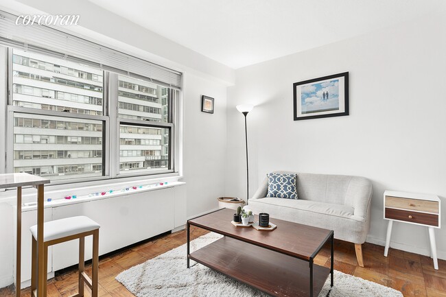Building Photo - 220 E 60th St