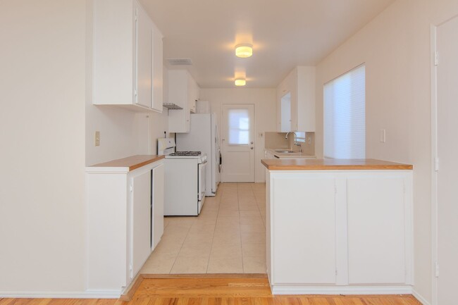 Building Photo - Spacious 2 bedroom / 1 bath home in Pacifi...