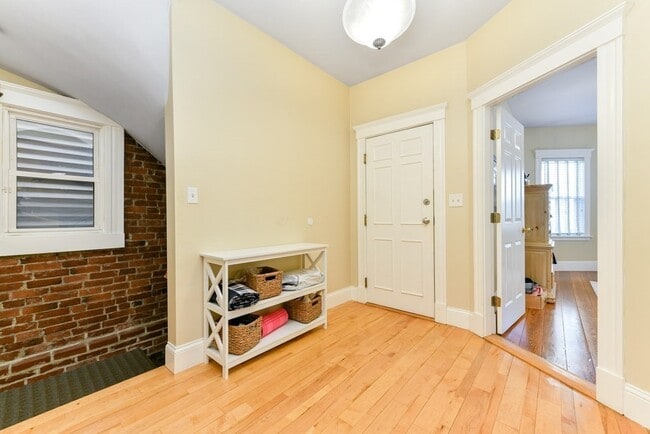 Building Photo - 733 E 3rd St