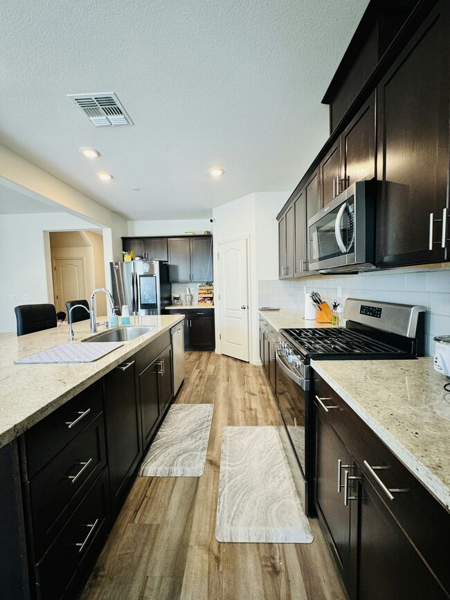 Foto del edificio - 3026 Kenwood Cir