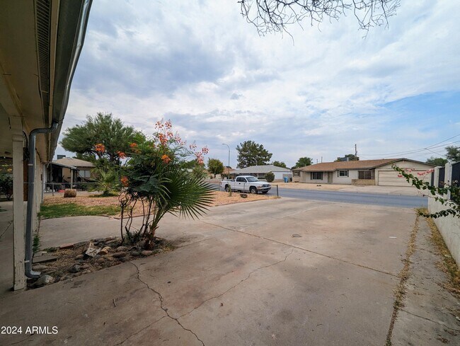 Building Photo - 6036 N 31st Dr