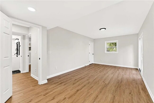 Foto del edificio - 4 Bed, 3 Bath in Decatur!