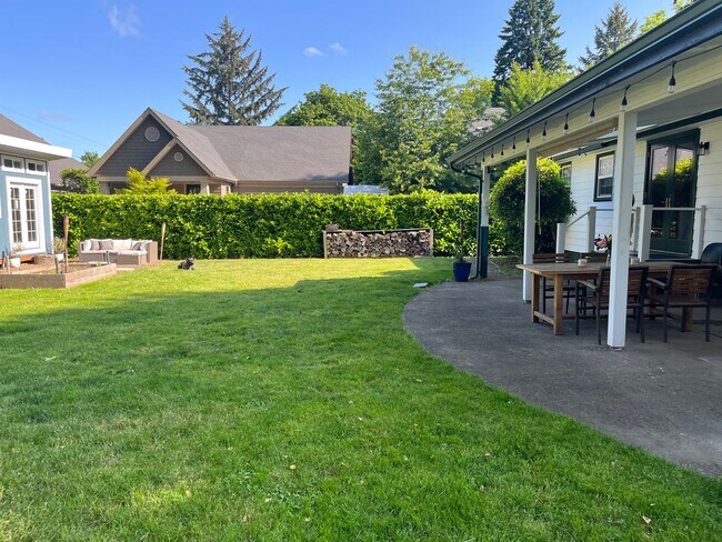 Building Photo - Beautiful custom 3 bedroom 2 bath house in...