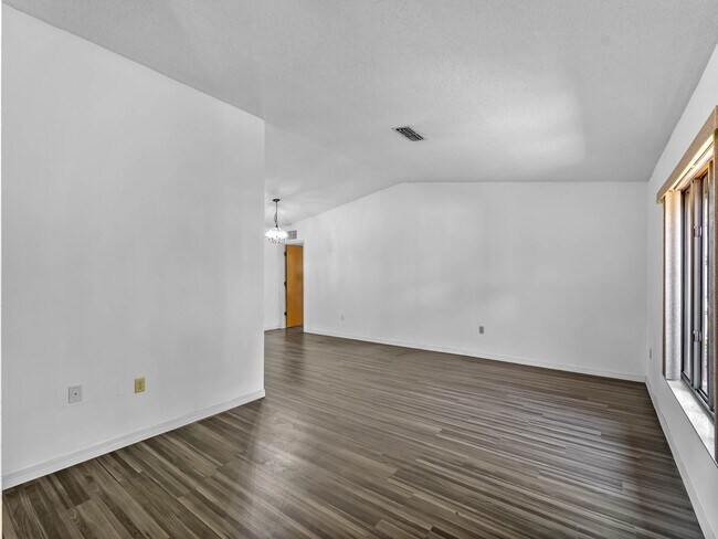 Foto del edificio - 8429 Cypress Lake Cir