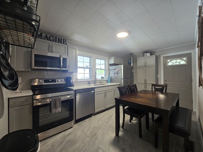 Building Photo - 1901 Cherry St