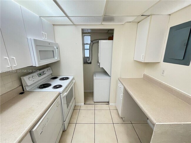 Building Photo - 8051 S Colony Cir